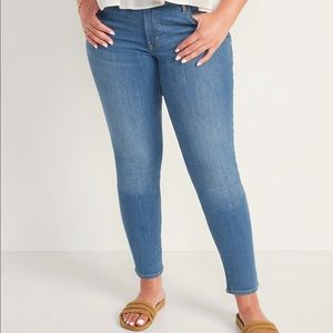 Old Navy original skinny Jean! Medium wash, great shape! Size women’s 16!